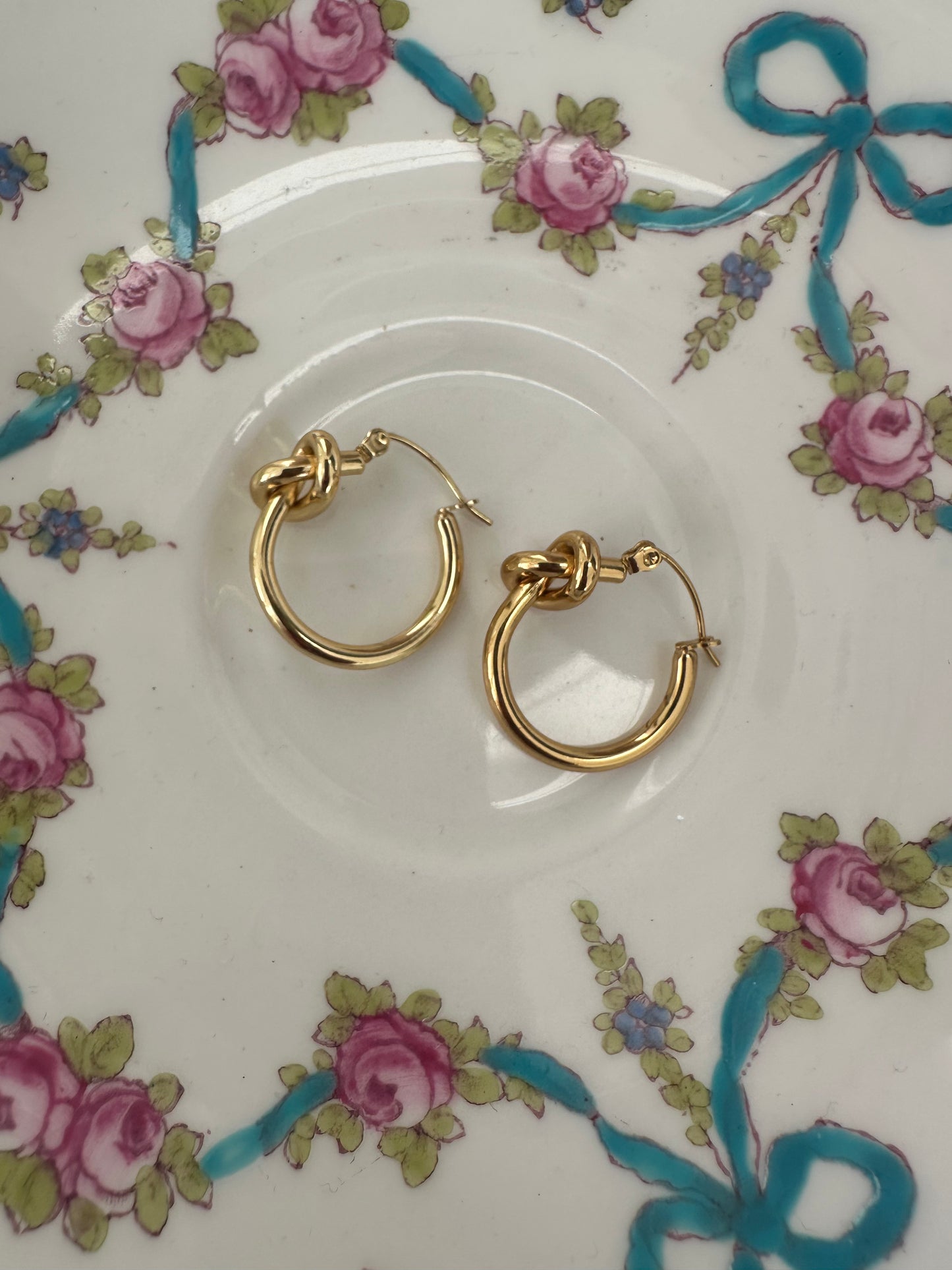 Knot Hoops